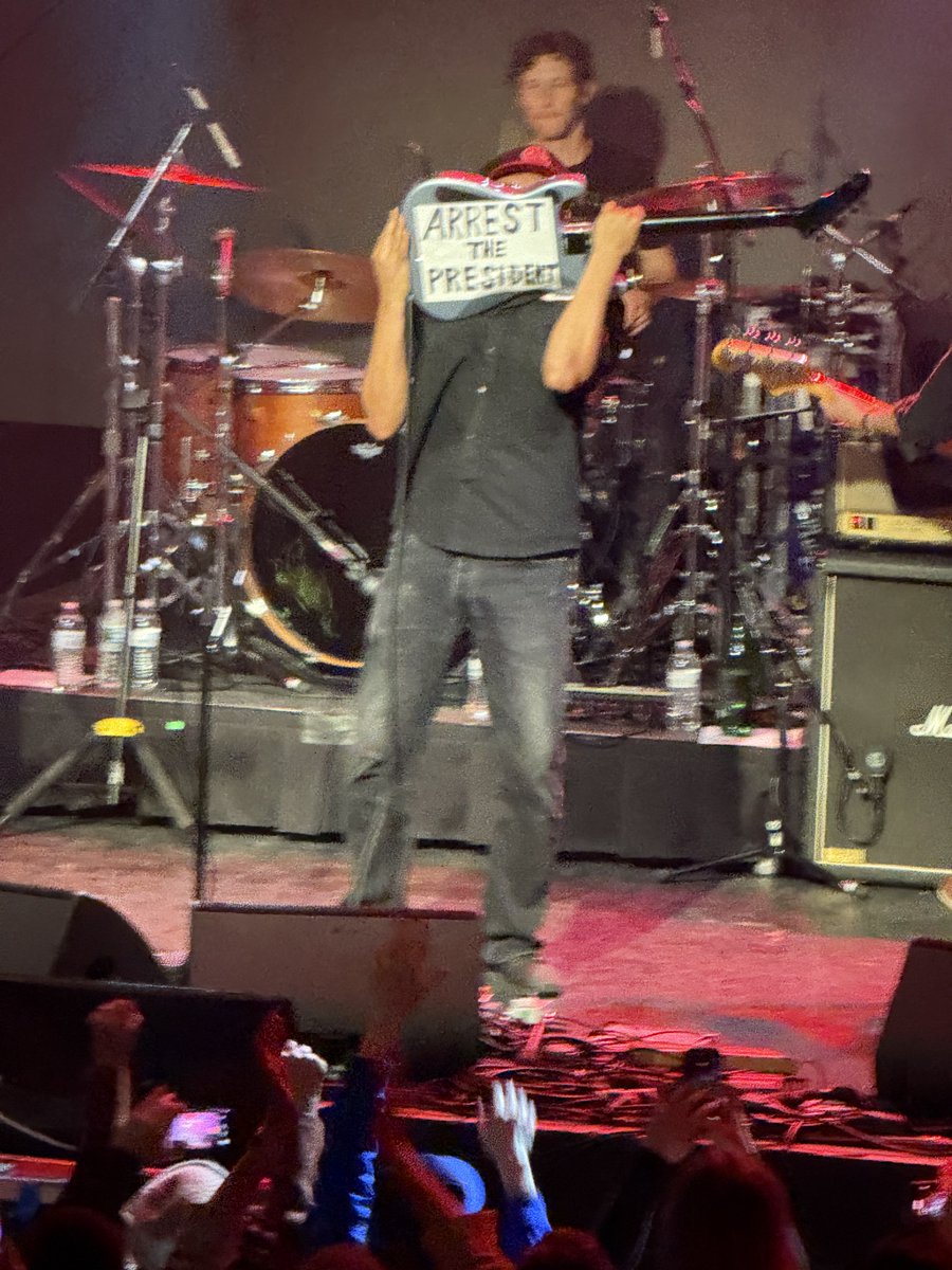 Tom Morello had a message @firstavenue Concert of Solidarity and Resistance