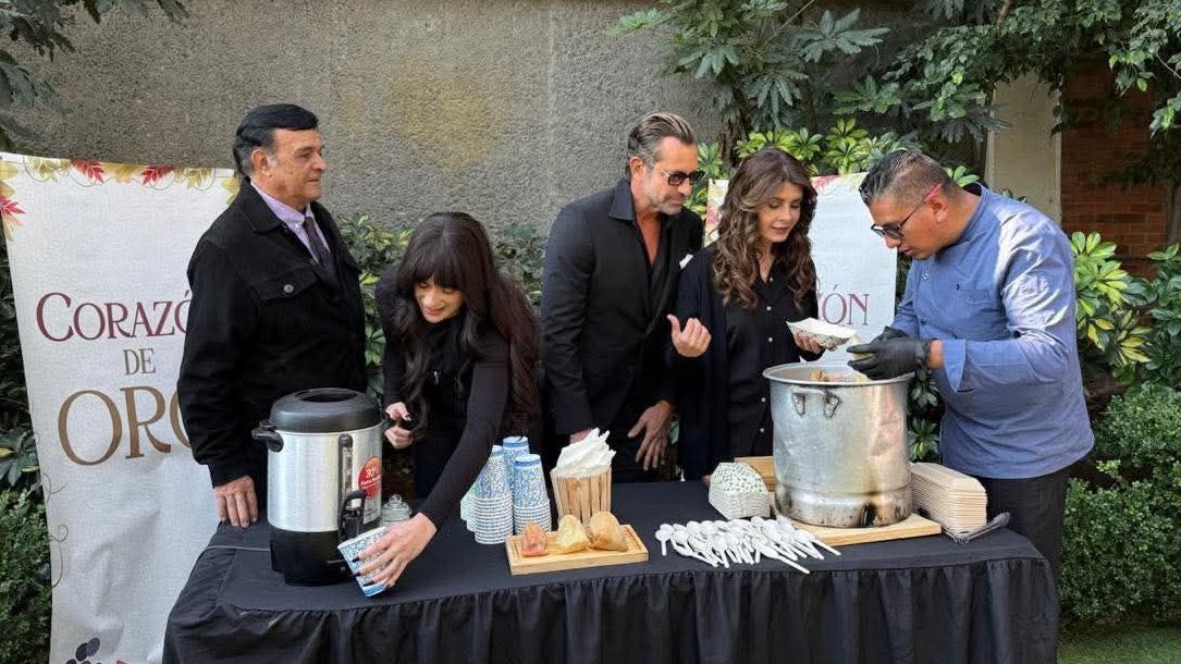 UpdatesGala's tweet image. ♛ | Gala Montes durante la celebración del día de la Candelaria con el elenco de Corazón de Oro