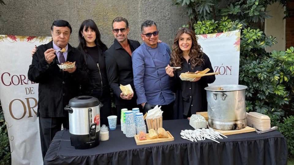 UpdatesGala's tweet image. ♛ | Gala Montes durante la celebración del día de la Candelaria con el elenco de Corazón de Oro