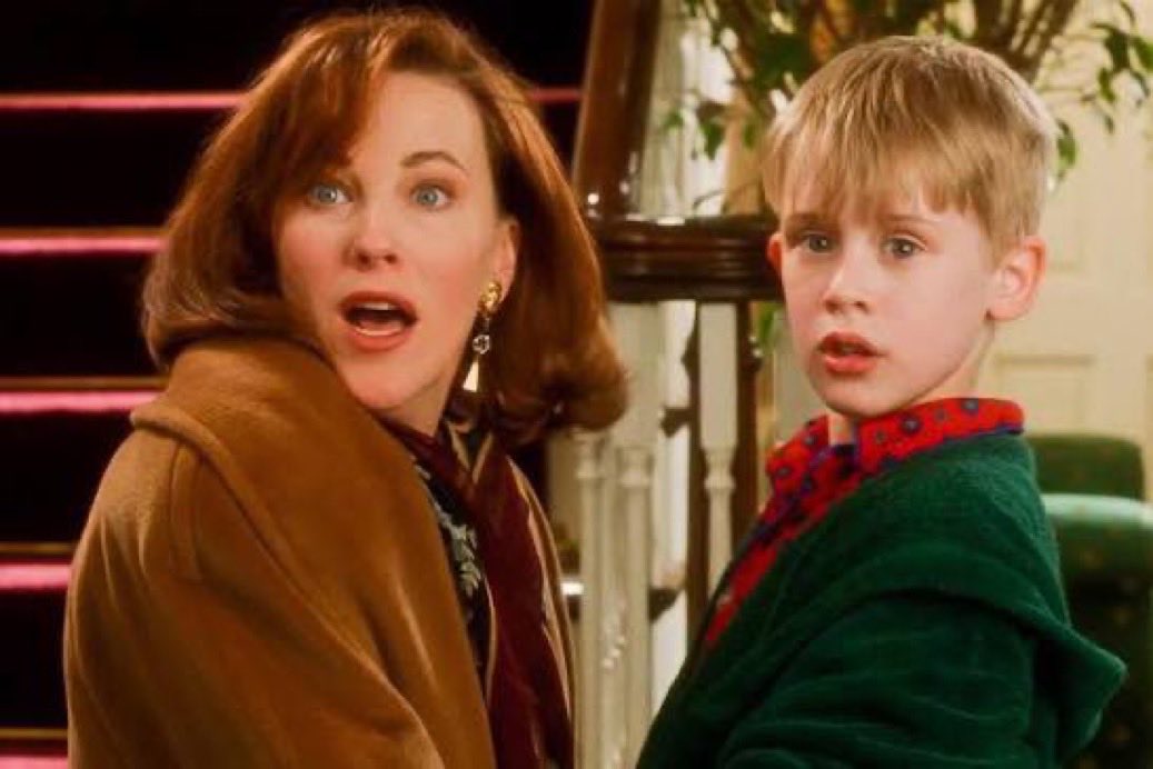FrikitopiaChile's tweet photo. Muy triste noticia frikis. 
A la edad de 71 años fallece la actriz Catherine O'Hara, actriz muy recordada por todos sus roles en el cine y como olvidar el icónico personaje de la mamá de Kevin en "Mi Pobre Angelito". #CatherineOhara #Hollywood https://t.co/XXfWKxHmI1