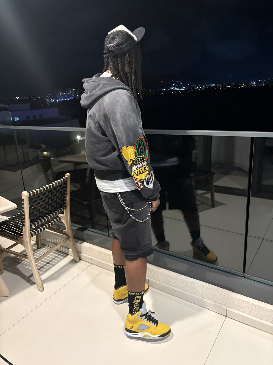 ⛹🏽‍♂️🥸