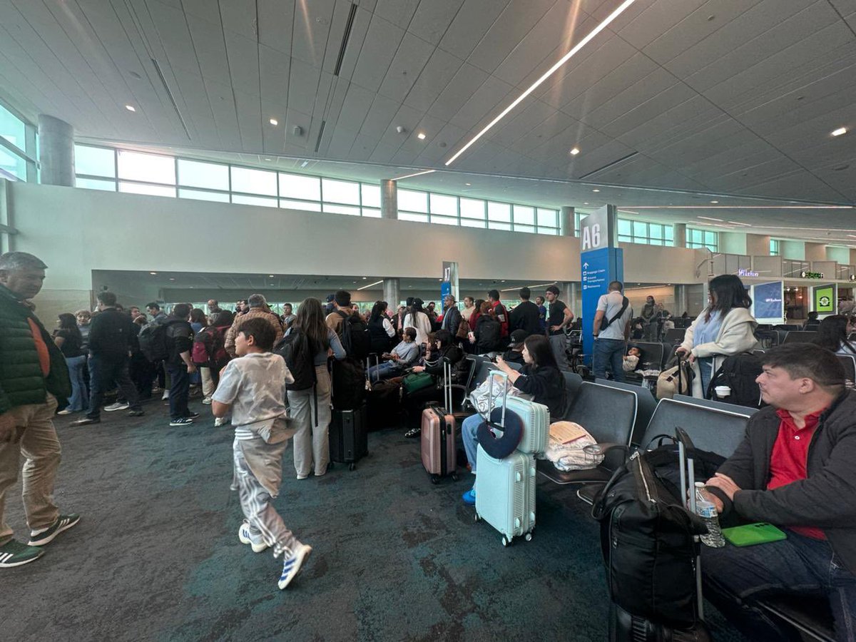 manolitosalazar's tweet image. La empresa @avianca abusando de los pasajeros en Miami canceló vuelo hacia Bogotá, dejó a los pasajeros en el aeropuerto  y no responde por nada, le dice a las personas que recojan sus maletas y vuelvan mañana a ver si los embarcan, no ofrecen alojamiento ni comida , bandidos.