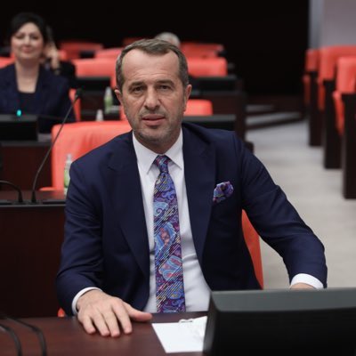 ugurozturk6's tweet image. Galatasaray Victor Osimhen’i aldığında sponsor ve gelirleri sorgulayan Saffet Sancaklı vardı. Fenerbahçe’nin harcadığı paralarla ilgili bir açıklamasını göremedik; nedendir?