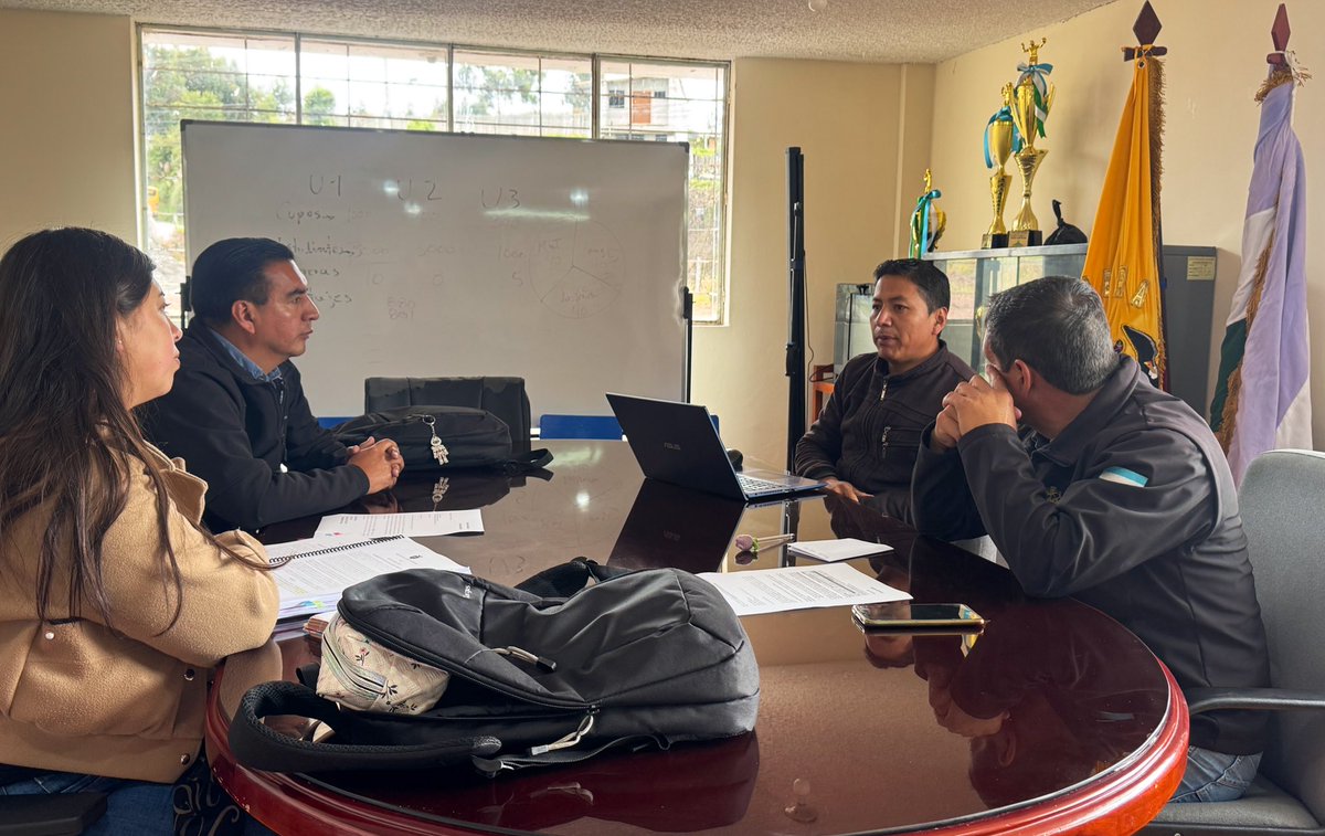 #Espejo | El Jefe Local  del <a href="/ECU911_/">ECU 911</a>, <a href="/dhtarupi/">Diego Tarupí</a>, se reunió con el Presidente del Gad Parroquial de #SanIsidro, con el objetivo de consolidar los avances alcanzados en la interoperabilidad de dispositivos de videovigilancia con el sistema de monitoreo del ECU 911.

En el diálogo