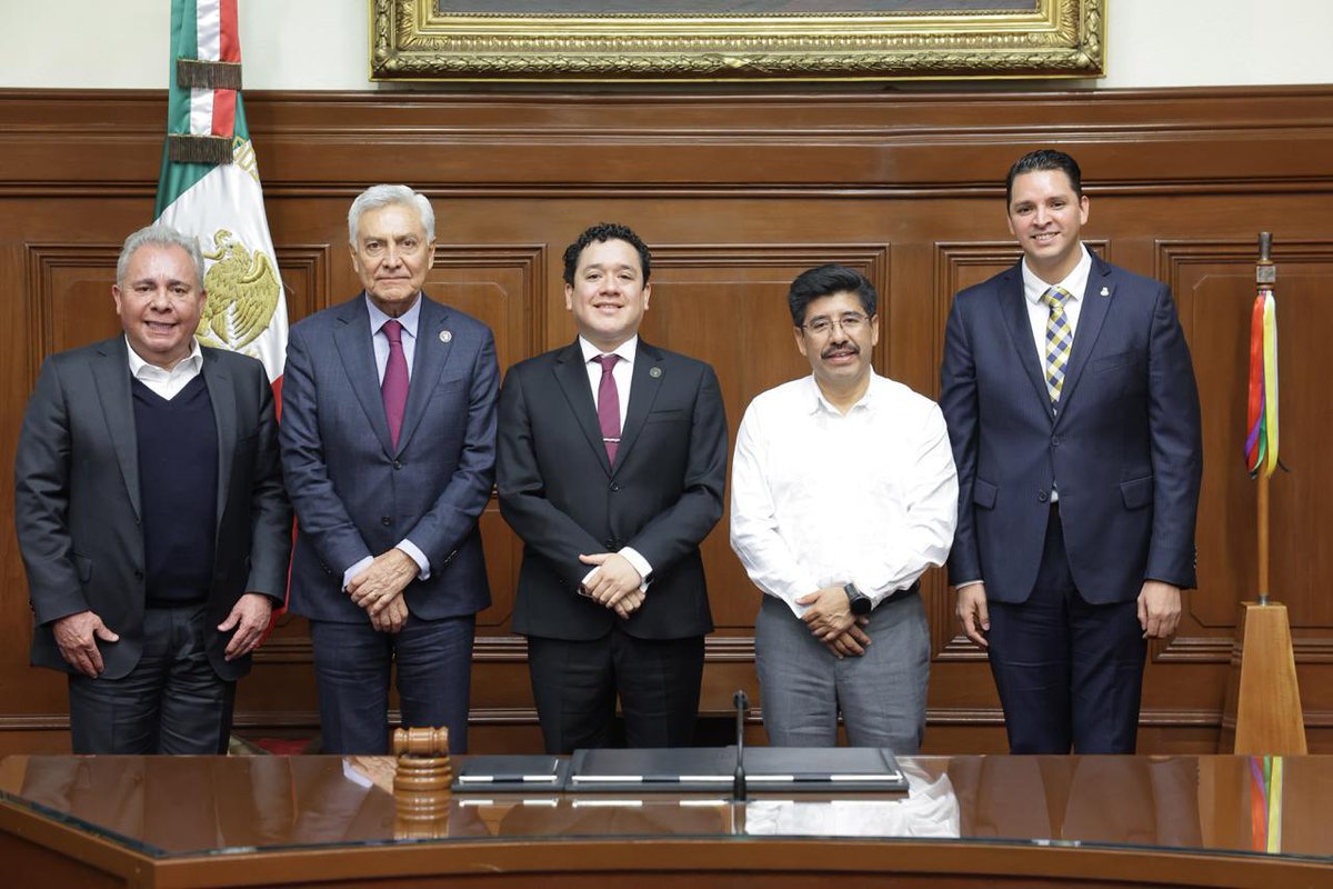 FSTSEmx's tweet image. En la sede de la @SCJN, el Lic. @GarciaAyalaM Presidente de la #FSTSE, reafirmó el compromiso con la defensa de los trabajadores al servicio del Estado (Apartado B). ⚖️🇲🇽  

Durante este diálogo estratégico, se destacó:

🔹 El fortalecimiento del marco constitucional y legal.

🔹…