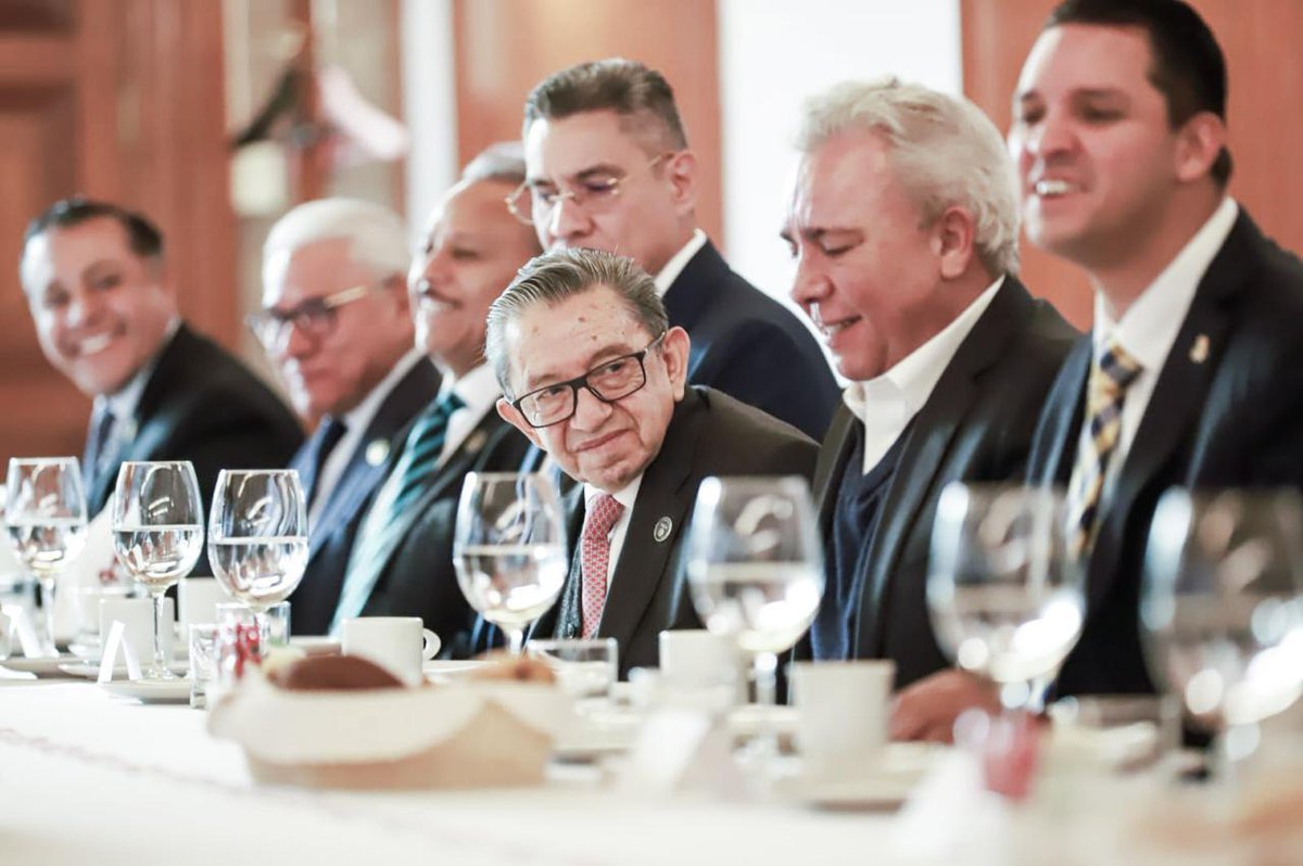 FSTSEmx's tweet image. En la sede de la @SCJN, el Lic. @GarciaAyalaM Presidente de la #FSTSE, reafirmó el compromiso con la defensa de los trabajadores al servicio del Estado (Apartado B). ⚖️🇲🇽  

Durante este diálogo estratégico, se destacó:

🔹 El fortalecimiento del marco constitucional y legal.

🔹…