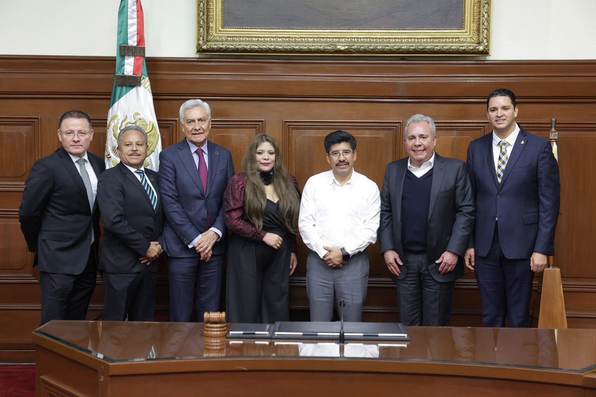 FSTSEmx's tweet image. En la sede de la @SCJN, el Lic. @GarciaAyalaM Presidente de la #FSTSE, reafirmó el compromiso con la defensa de los trabajadores al servicio del Estado (Apartado B). ⚖️🇲🇽  

Durante este diálogo estratégico, se destacó:

🔹 El fortalecimiento del marco constitucional y legal.

🔹…