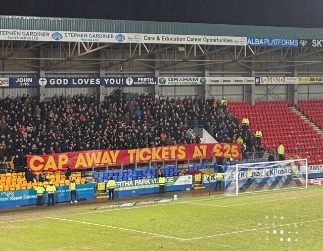GillianMacMSP's tweet image. ST JOHNSTONE AND PATRICK THISTLE FANS BACK CAMPAIGN FOR A CAP ON TICKET PRICES!⚽️ 

Both sets of supporters display banners in the 25th minute of the match demanding away ticket prices to be capped at £25.

Football should not be a luxury that only a few can afford!