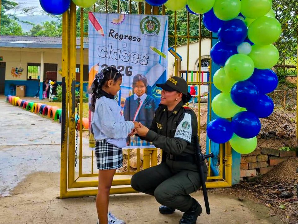 HuilaPolicia's tweet photo. En #Timaná, la Policía de Infancia y Adolescencia, en articulación con la Estación de Policía y la Dirección Local de Salud, acompañó el regreso a clases de los niños, niñas y adolescentes de la I.E. El Tejar, promoviendo entornos seguros y protectores.

@ProteccionPonal https://t.co/mhqnC8jxpH