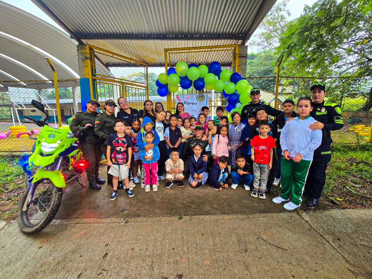 HuilaPolicia's tweet photo. En #Timaná, la Policía de Infancia y Adolescencia, en articulación con la Estación de Policía y la Dirección Local de Salud, acompañó el regreso a clases de los niños, niñas y adolescentes de la I.E. El Tejar, promoviendo entornos seguros y protectores.

@ProteccionPonal https://t.co/mhqnC8jxpH