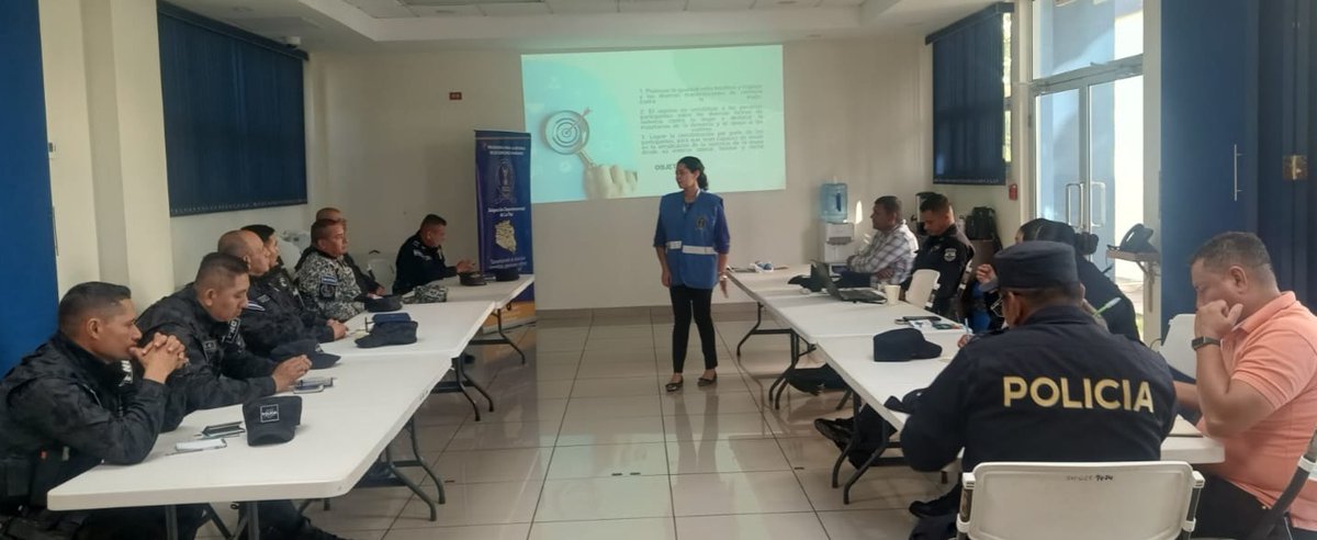 PDDHElSalvador's tweet photo. Cumpliendo con el Mandato Constitucional de la #ProcuradoraDDHH @RaqueldeGuevara, #PDDHLaPaz desarrolló Jornada Formativa sobre Ley Especial Integral para una Vida Libre de Violencia para las #Mujeres #LEIV, dirigido a personal de la Delegación @PNCSV de La Paz. https://t.co/5dEnf58rHk
