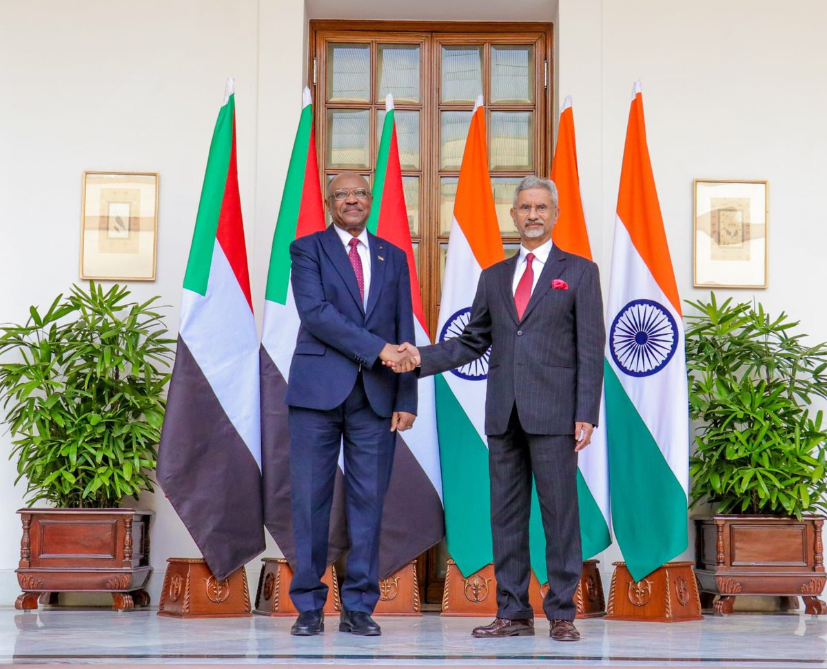 *وزير الخارجية والتعاون الدولي يجري مباحثات ثنائية مع وزير الخارجية الهندي*

التقى وزير الخارجية والتعاون الدولي السفير/ محي الدين سالم أحمد إبراهيم نظيره وزير الشؤون الخارجية الهندي د. سوبرامانيام جايشانكار، حيث أجرى الجانبان جلسة مباحثات تناولت العلاقات الثنائية بين البلدين