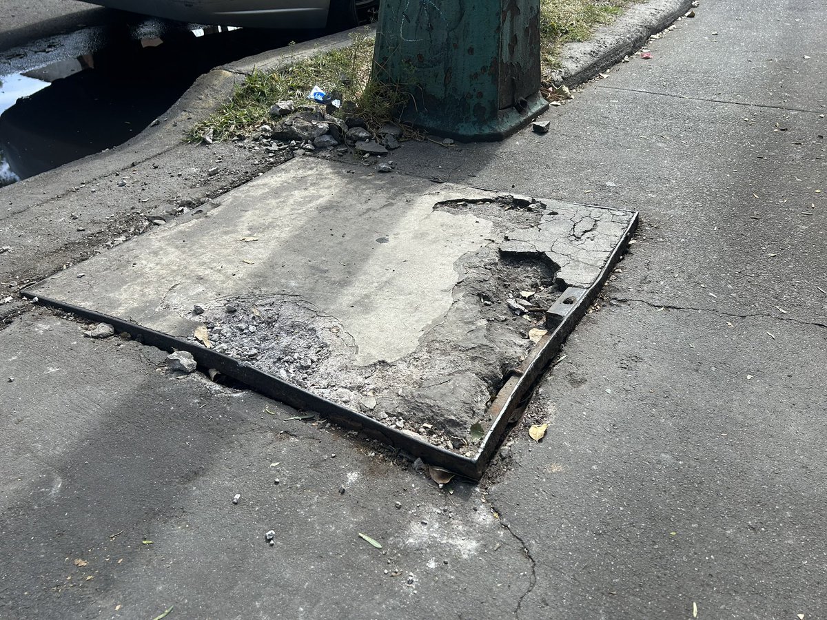 TavoHG07's tweet photo. @Alcaldia_Coy @GobCDMX @giogutierrezag la semana pasada fueron a abrir un registro sobre la banqueta, lo rompieron, no lo cerraron bien y ahora es un problema al abrir el portón de mi domicilio! Ya marqué para reportar pero nada! https://t.co/wGvcWdoKx3