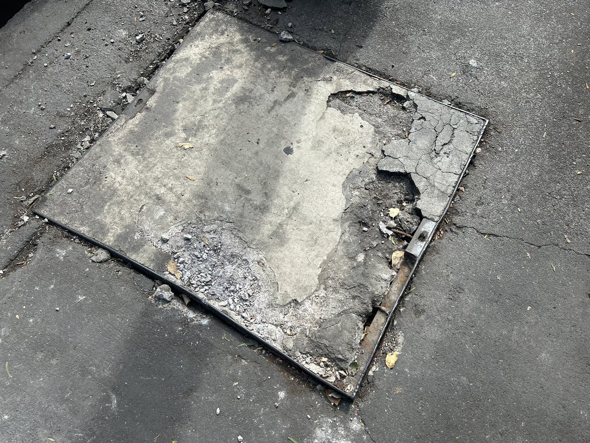 TavoHG07's tweet photo. @Alcaldia_Coy @GobCDMX @giogutierrezag la semana pasada fueron a abrir un registro sobre la banqueta, lo rompieron, no lo cerraron bien y ahora es un problema al abrir el portón de mi domicilio! Ya marqué para reportar pero nada! https://t.co/wGvcWdoKx3