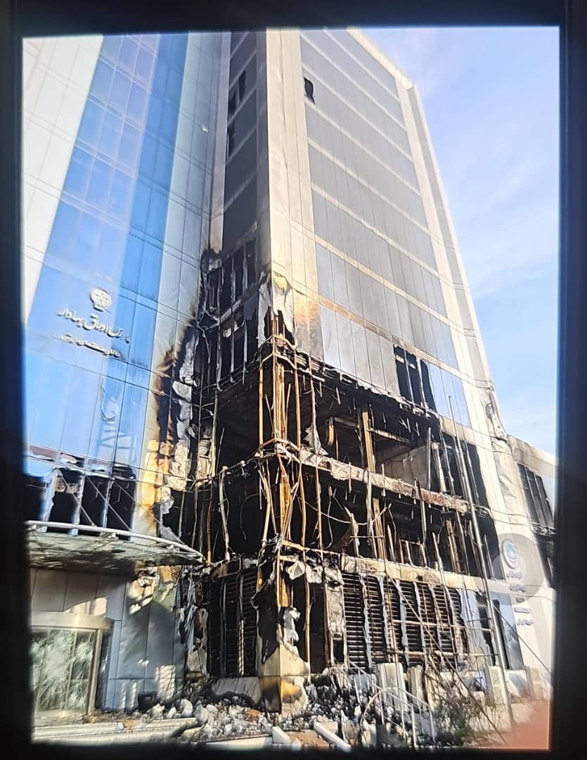 babakzanjani_ch's tweet photo. جنگ ما، جنگ اقتصادی است.
مسئله نه جمهوری اسلامی است و نه حکومت پادشاهی؛
نه جان جوانان و ملت، نه موشک و نه هسته‌ای.
دشمن فقط پول را می‌بیند.

دشمن سال‌هاست در حال جنگ اقتصادی است و هر زمان که منافع خود را از جمهوری اسلامی تأمین‌شده نمی‌بیند، به تهدید، فشار و اقدام مستقیم متوسل می‌شود.

تحریم مجدد اینجانب، هدف قرار دادن ساختمان دات‌وان با موشک، و به آتش کشیدن ساختمان دات‌وان در جزیره کیش، همگی نشان‌دهنده موثر بودن فعالیت‌های اقتصادی ما در کشور است؛ فعالیت‌هایی که برای دشمن نگران‌کننده و به نفع مردم بوده‌اند.

در حالی‌که دات‌وان و اینجانب، هیچ هدفی جز خدمت به هم‌میهنان خود نداشته‌ایم و آنها علیه ما تبلیغ سو میکردند.

واقعیت این است که تا زمانی که حاکمان جمهوری اسلامی منافع مالی دشمن را تأمین نکنند و نمایندگان دشمن در سطوح مدیریتی کشور مشغول خدمت باشند، این فشارها ادامه خواهد داشت.

تلخ‌تر آن‌که عملکرد اقتصادی ما، هم در داخل کشور توسط مسئولین همسو با دشمن و هم از سوی دشمنان خارجی، تهدید تلقی شده و عملاً هر دو، ما را در موضع دشمنی قرار داده‌اند.

اگر ما نیز در نابودی پول ملی و تضعیف اقتصاد کشور سهیم بودیم،
امروز تحریم نمی‌شدیم؛ بلکه ارتقای جایگاه می‌گرفتیم.

ما تک‌تک آن‌ها را می‌شناسیم و در زمان مقتضی، به پای محاکمه خواهیم کشاند.

اتهام دشمن مبنی بر تأمین مالی سپاه و جابه‌جایی ۹۴ میلیارد دلار از طریق صرافی رمز‌ارز توسط اینجانب، صرفاً بهانه‌ای برای توقیف ۶۶۰ میلیون تتر و باج‌گیری بوده است.

تجربه غارت اموال ما توسط دشمنان داخلی و خارجی، شیوه‌ای نخ‌نما و تکراری است و در طول سالها بازداشت تجربه کردیم ولی از حلقومشان بیرون خواهیم کشید.

#بابک_زنجانی #دات‌وان