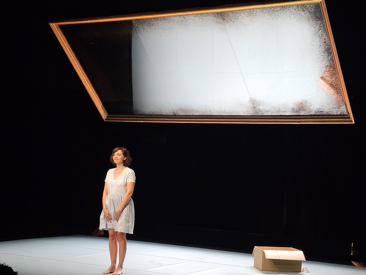 racine_du's tweet photo. Comment trouver le #bonheur quand on a perdu ses deux parents à l'âge de huit ans ? Dans son seule en scène, Céline Milliat nous offre une performance #touchante et #poétique à travers ses souvenirs. Un spectacle empreint de #nostalgie et de #résilience qui a ému nos 3e CHAT. https://t.co/JZqY7WanJG