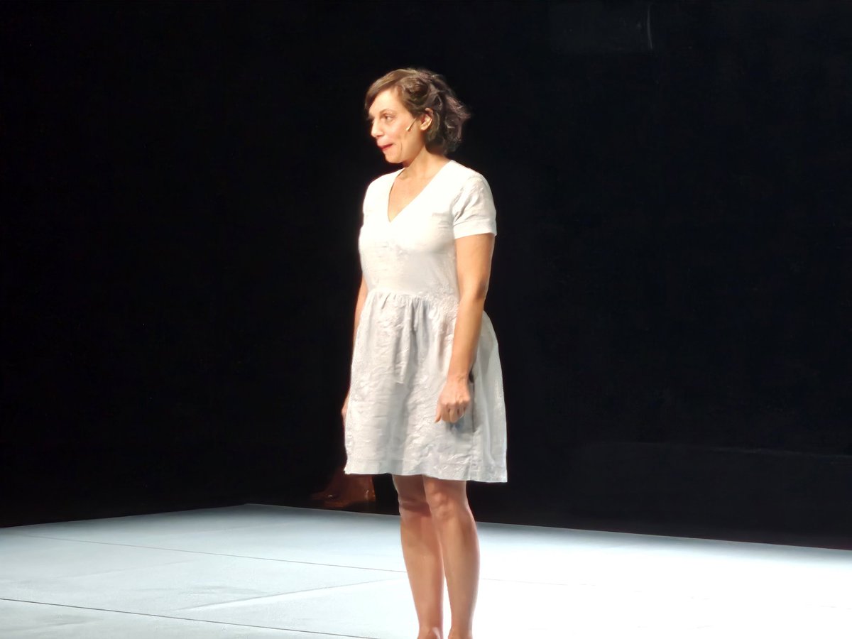 racine_du's tweet photo. Comment trouver le #bonheur quand on a perdu ses deux parents à l'âge de huit ans ? Dans son seule en scène, Céline Milliat nous offre une performance #touchante et #poétique à travers ses souvenirs. Un spectacle empreint de #nostalgie et de #résilience qui a ému nos 3e CHAT. https://t.co/JZqY7WanJG