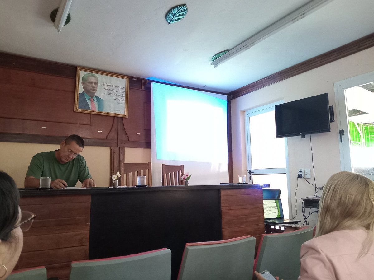 El primer #ConsejoDeDirección del año tuvo lugar el dia de ayer en la Oficina Central, contando con la presencia de cuadros y directivos de la Empresa y UEB. Se analizan los principales indicadores económicos y productivos al cierre del 2025 y las proyecciones para el nuevo año.