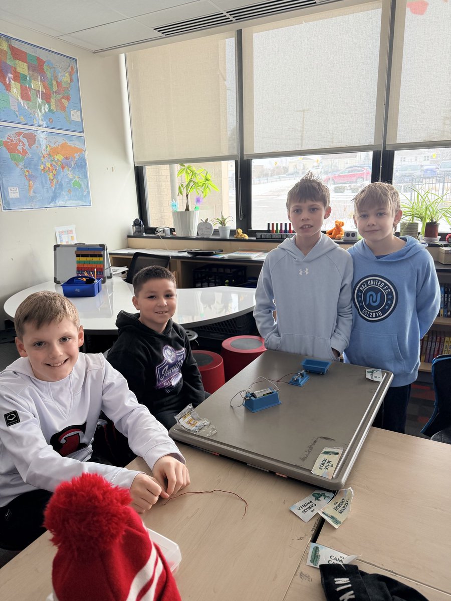 HaileyHartford's tweet photo. We are lighting up our classroom by making circuits!💡 #sd113a #centralcards https://t.co/MLx5BGYS3N
