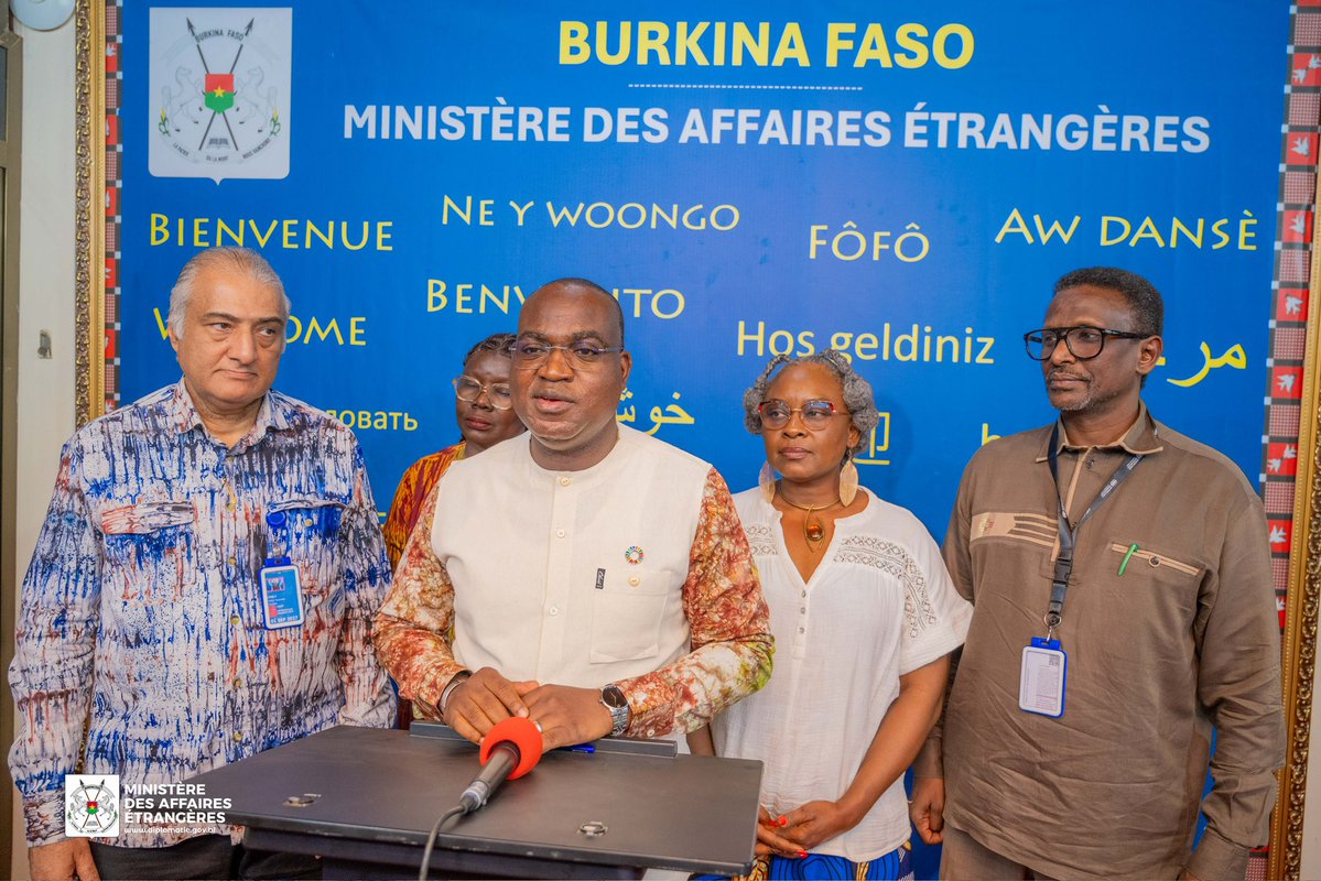 MauriceAz's tweet image. En ma qualité de RC/HCa.i, j’ai eu l'honneur d'être reçu par SEM @JeanMarieTraore MAE du 🇧🇫 pour faire le point sur la coopération 🇺🇳 –🇧🇫. Au cœur des échanges : l'alignement de nos actions sur les priorités nationales, notamment via 3 programmes transformateurs (systèmes…