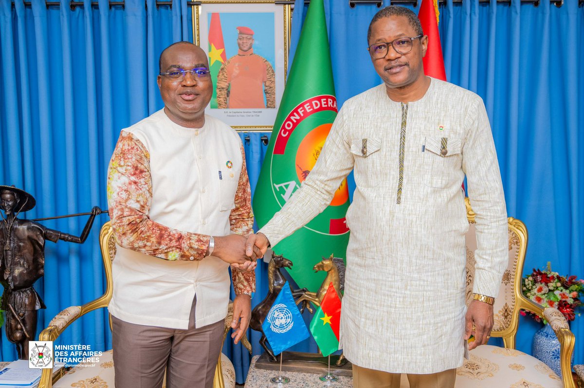 MauriceAz's tweet image. En ma qualité de RC/HCa.i, j’ai eu l'honneur d'être reçu par SEM @JeanMarieTraore MAE du 🇧🇫 pour faire le point sur la coopération 🇺🇳 –🇧🇫. Au cœur des échanges : l'alignement de nos actions sur les priorités nationales, notamment via 3 programmes transformateurs (systèmes…