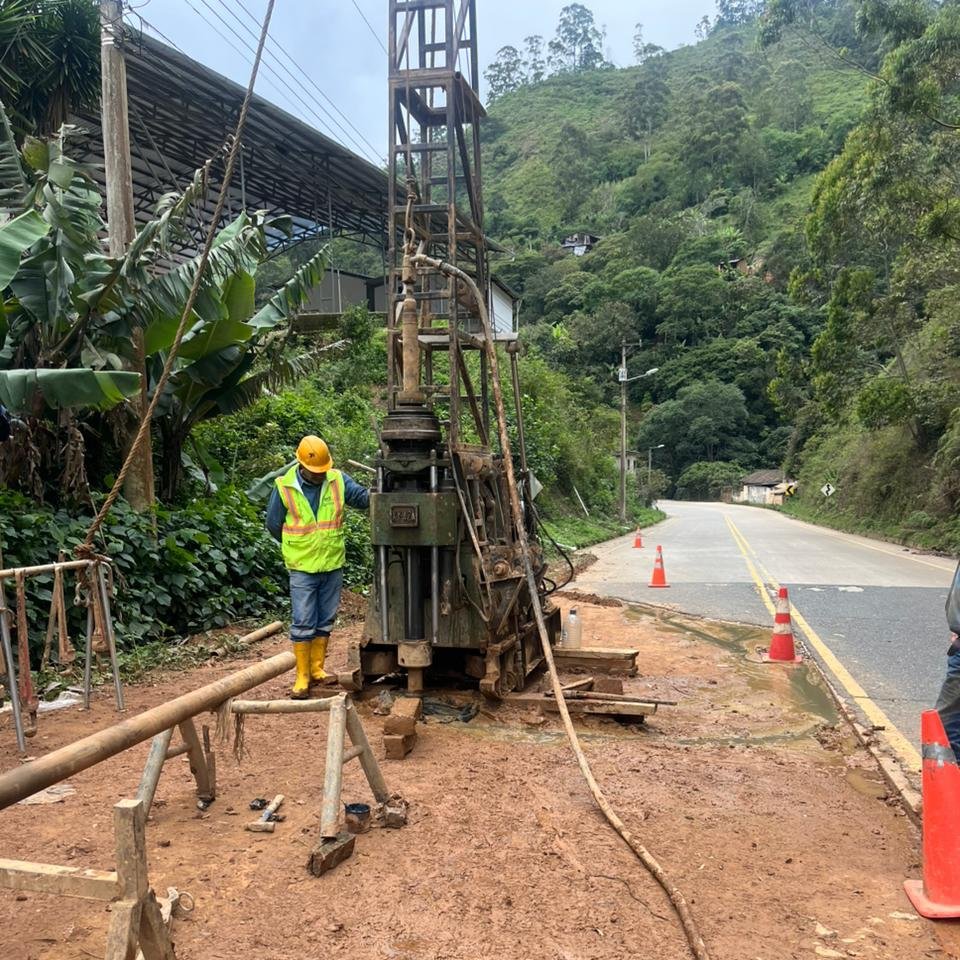 MIT_Ecuador's tweet photo. #Loja | En el Eje Minero, tramo Velacruz – Río Pindo (E50), sector “Y” de Olmedo, se continúa con el sondeo geotécnico especializado para los estudios técnicos para garantizar una infraestructura segura y planificada.

#ElNuevoEcuador https://t.co/9pqU02dDiS
