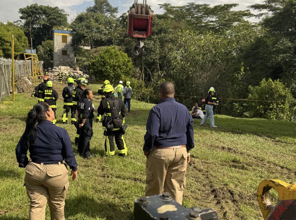 DNBomberosCol's tweet photo. #DNBCEnElQuindío | Avanza el segundo día de entrenamiento del proceso de reclasificación del USAR COL-1 del @SNGRDColombia ante la ONU, en el marco de INSARAG.

Trabajamos articuladamente para fortalecer la respuesta del país ante emergencias. 🚒🇨🇴 https://t.co/B9SHDhxjUY