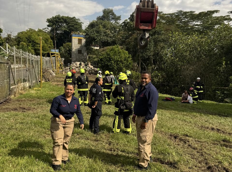 DNBomberosCol's tweet photo. #DNBCEnElQuindío | Avanza el segundo día de entrenamiento del proceso de reclasificación del USAR COL-1 del @SNGRDColombia ante la ONU, en el marco de INSARAG.

Trabajamos articuladamente para fortalecer la respuesta del país ante emergencias. 🚒🇨🇴 https://t.co/B9SHDhxjUY