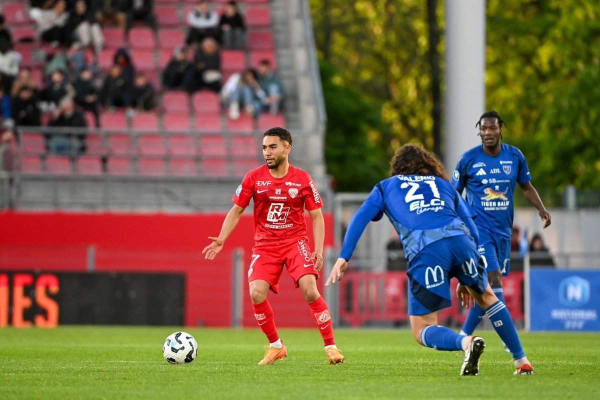 NFBFC_'s tweet image. 🔴⚫️  𝗬𝗮𝗻𝗶𝘀 𝗖𝗵𝗮𝗵𝗶𝗱 𝘀𝗶𝗴𝗻𝗲 𝗮̀ 𝗟𝗮 𝗕𝗲𝗿𝗿𝗶𝗰𝗵𝗼𝗻𝗻𝗲 𝗱𝗲 𝗖𝗵𝗮̂𝘁𝗲𝗮𝘂𝗿𝗼𝘂𝘅 ! 

L'ancien dijonnais libre depuis la fin de son contrat rejoint La Berrichonne de Châteauroux pour 2 ans et demi ! 

📸@Lebienpublic