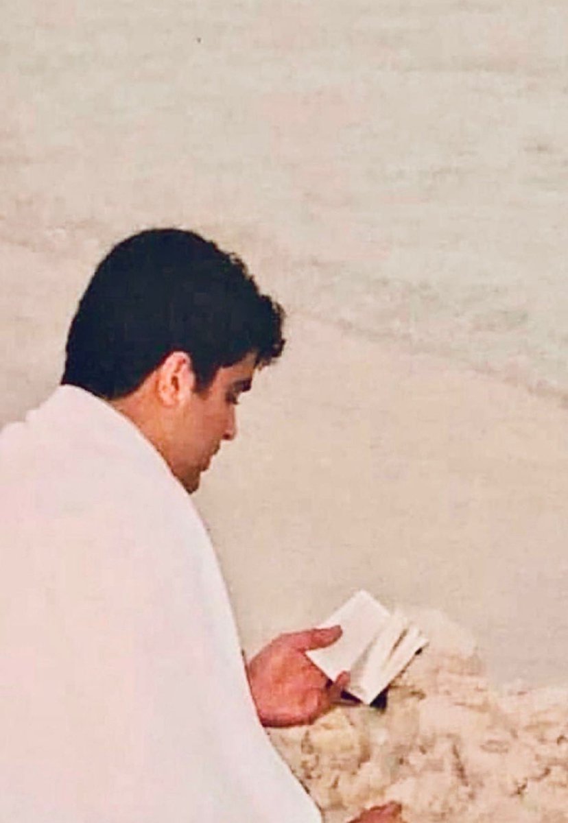 أسال الله أن ينظر إليك نظرة 
رضا فتطيب بها أوجاعك
وكأنها لم تكن وآن يغفرلك
ويحفظك ويسعدك ويرعاك
ويرزقك خيري الدنيا والاخرة  🤲🏻❤️

نسأل الذي أخرج ماء زمزم لـ هاجر
أن يخرج له في هذه الساعة فرجاً وبركة وسعادة لا شقاء بعدها 🤲🏻❤️ 
#عبدالعزيز_بن_فهد