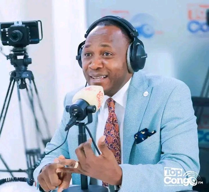 Brejnev_LOMEK's tweet photo. #TopCongo
⛔Si vous êtes invité à l’émission "Le Débat " de Top Congo FM, venez armé de cohérence analytique, d’objectivité, de rationalité et de faits vérifiables.
À ces conditions, vous vous en sortirez indemne, et même les auditeurs vous applaudiront.
En revanche, si vous débarquez avec de l’incohérence, du fanatisme et les travers habituels de la classe politique congolaise, vous aurez en face de vous quatre journalistes aguerris, qui font la fierté de la presse congolaise libre, et l’épreuve sera sans pitié.