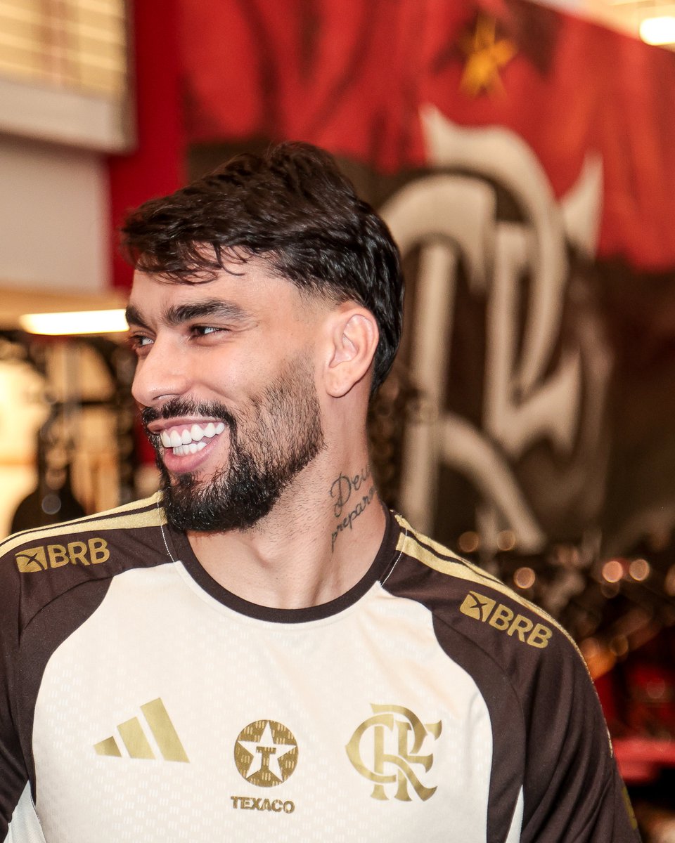 Flamengo's tweet image. 1º dia no seu lar, Paquetá! 🏠

O mais novo reforço do Mengão retorna ao Ninho do Urubu onde foi recebido pelo Diretor José Boto! 

#BemVindo #PaqueFla