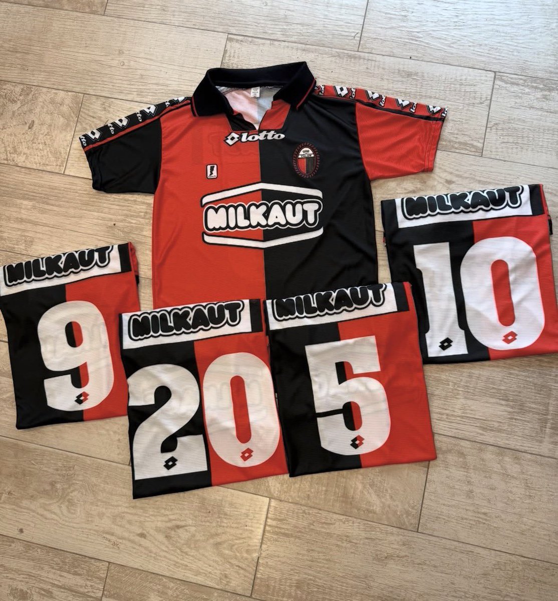 👀 Sorteo para los seguidores en X.
✍🏾 Las condiciones: Darle RT, comentar la publicación y seguir mi cuenta. 
🫱🏽‍🫲🏾Se sortea el viernes 13 de febrero antes del debut de #Colón como local. 

⭐️ Gentileza de los amigos de Retromania.