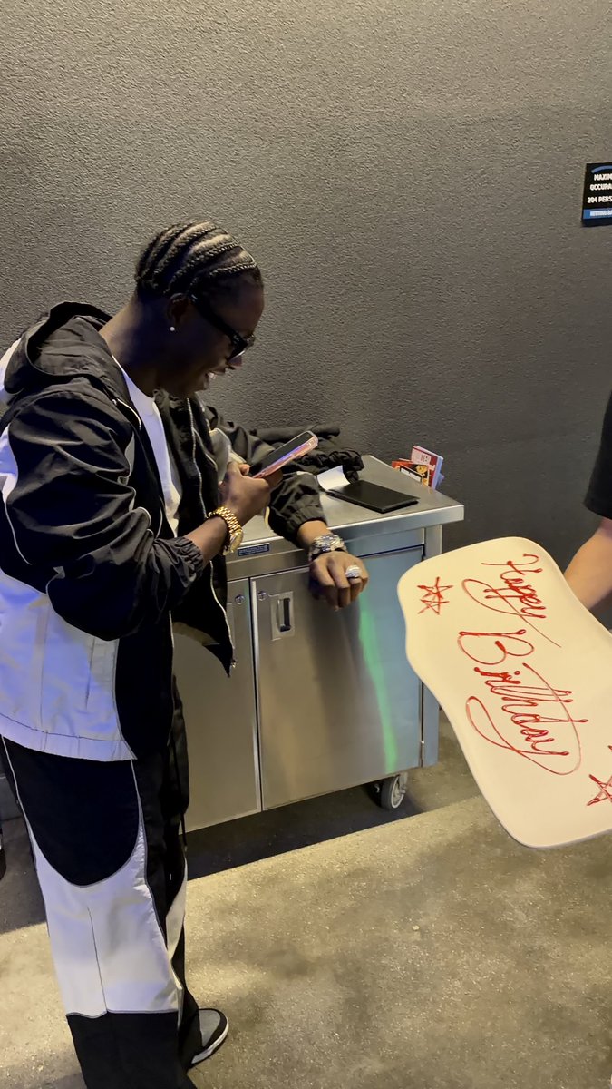 LulTweez's tweet photo. If she aint got no money then Im gone✌🏿 https://t.co/xULMniIrOw