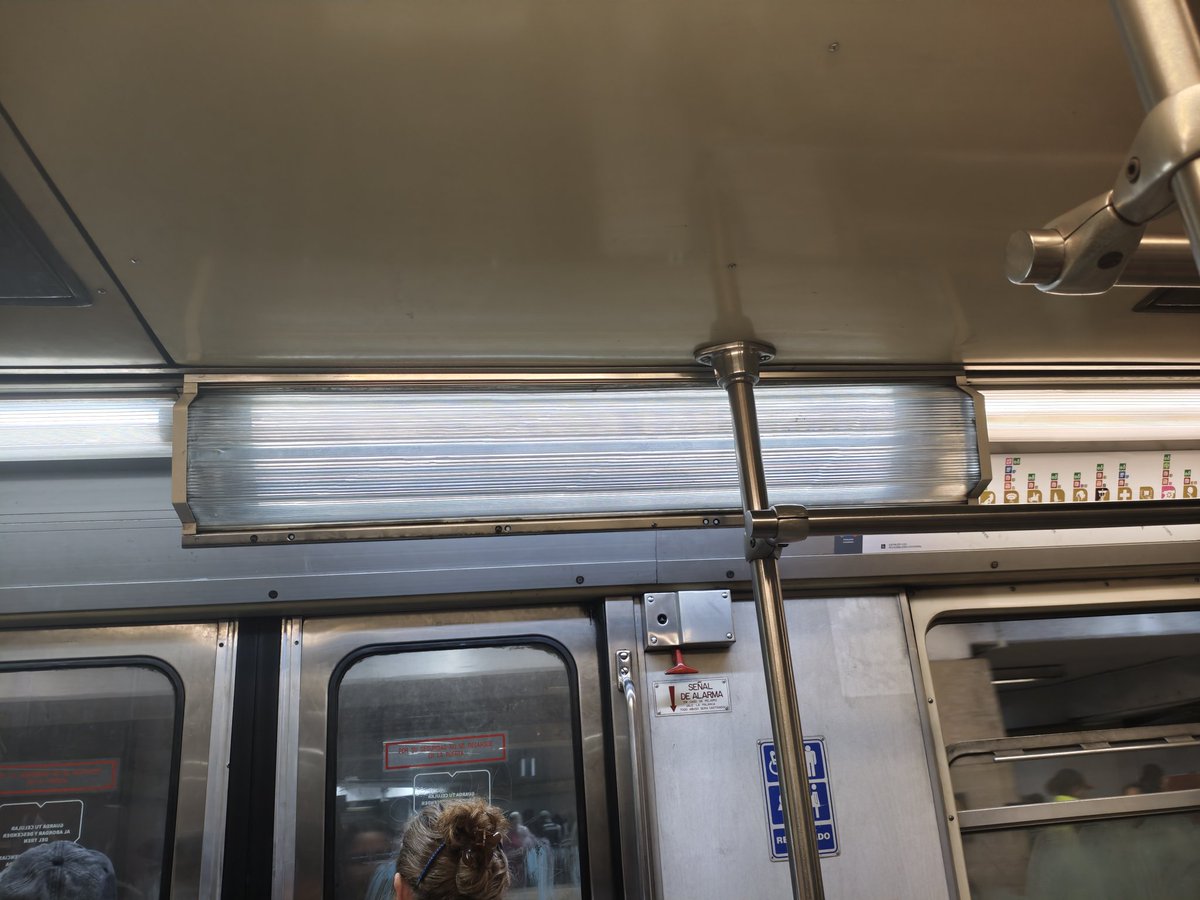 Aylin_P_M's tweet photo. @MetroCDMX El vagón R3638 con dirección a universidad tiene desprendido el protector de la lámpara https://t.co/3bwP9z8Keo