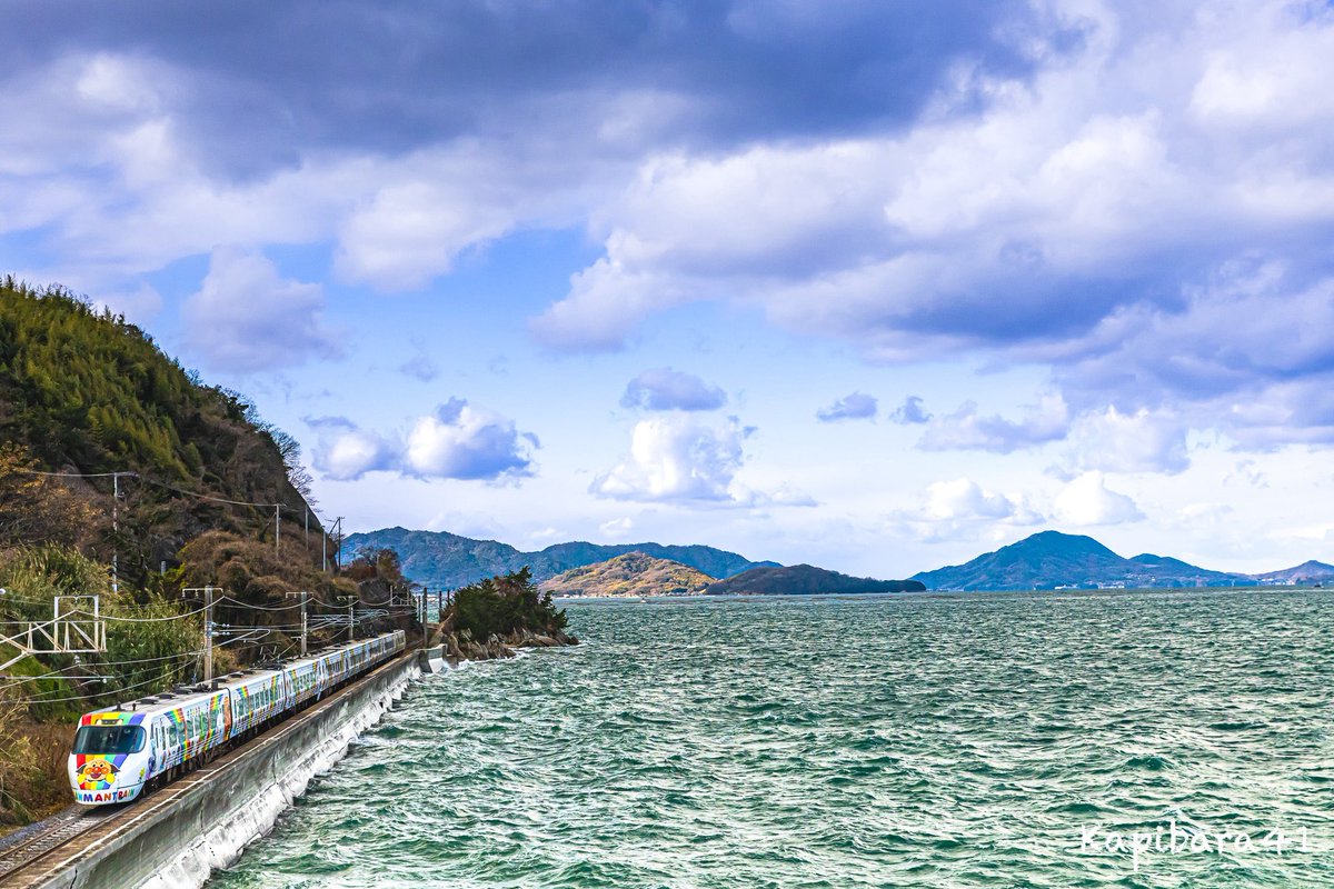 海沿いを走るアンパンマン列車。
もっと天気のいい時に撮りたかったですが、まあそれは次への宿題として。
しかし強風で寒かったなぁ⋯。

撮影地:予讃線