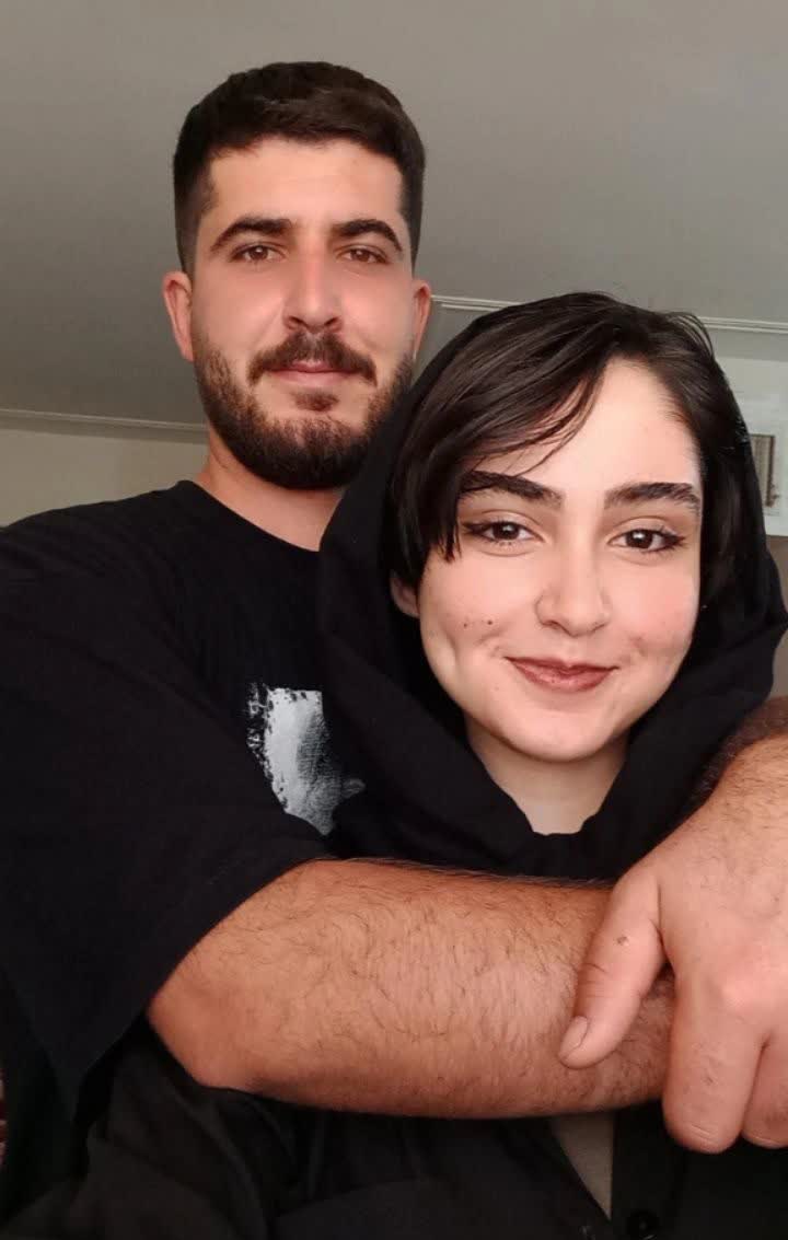 vegetableo_o's tweet image. من فقط برادرم رو به خاک نسپردم، من تمامی خاطراتم و لحظات خوبم و رویاها و آرزوهای خودم و برادرم و تمام خانواده‌م از بدو تولد امیر تا حالا رو به خاک سپردم.
علاوه بر امیر همه ی ما مردیم، اما فقط اون نفر به خاک سپرده شد.
و بترسید، چون خون مظلوم هیچ گاه گریبان ظالم رو رها نمی‌کنه!