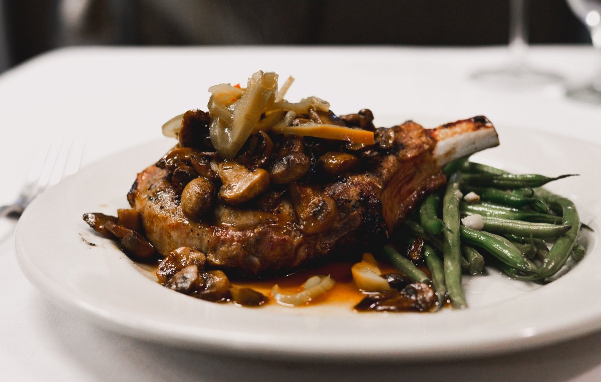 Old-school flavor, no shortcuts. #EdwardsSteakhouse #JerseyCityEats #JerseyCityDining #NJRestaurants