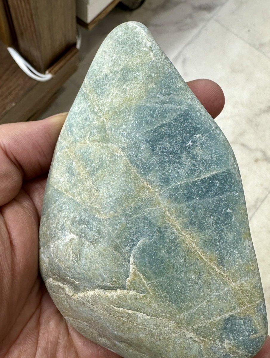 今日のヒスイは、 「結晶キラキラ✨透過するコン沢🔵青翡翠・海石