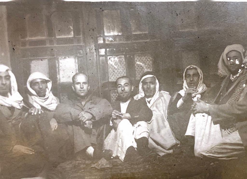 JSA_OldPictures's tweet photo. الحاج محمد سعيد الجشي والحاج حسن راشد الغانم والأديب الشاعر الكويتي
خالدبن محمد الفرج اول رئيس لبلدية القطيف , تولى رئاستها من عام ١٩٢٧ م الى عام ١٩٤٣م، والطبيب نصار من لبنان وضيف امريكي والحاج احمد حسين
السنان ( ابو عبدالغني ) والحاج عبدالله محمد الخميس.
#القطيف
#الكويت https://t.co/K13uAFQMyj