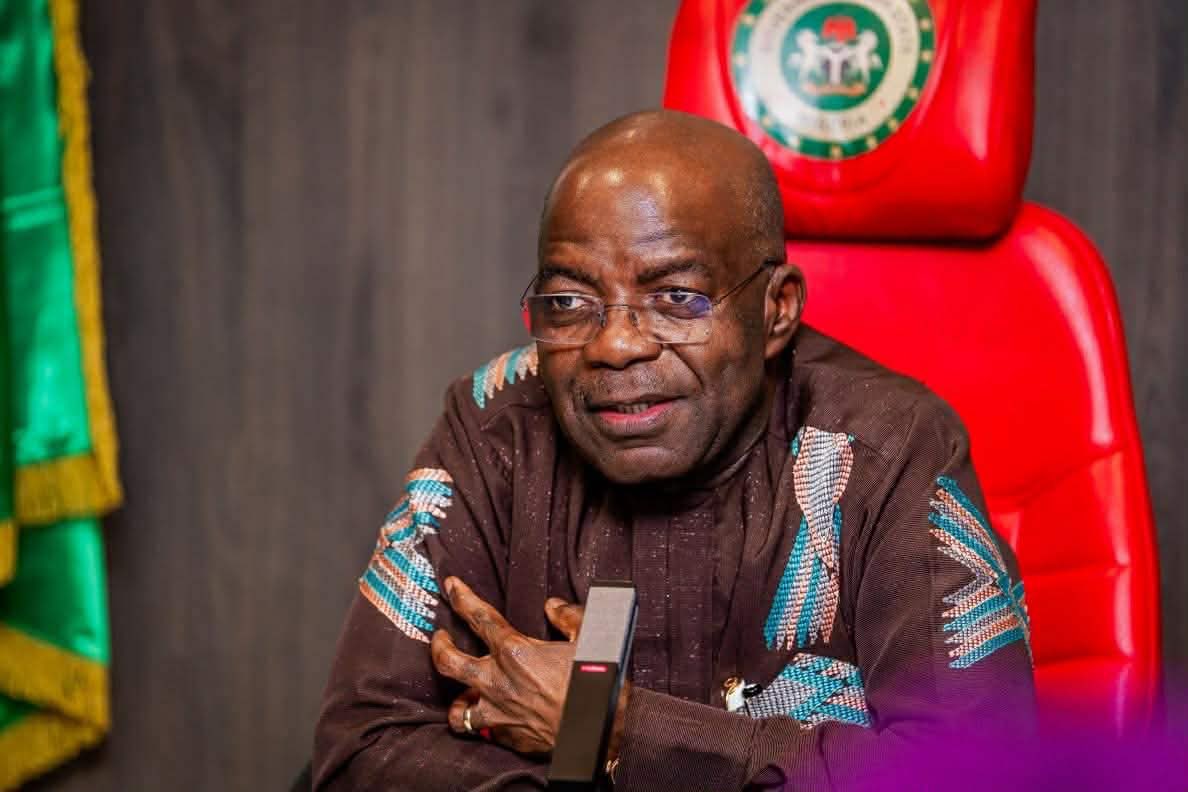 There are many reasons I said that our Governor, His Excellency Dr. Alex Chioma Otti, OFR is A LIFE SAVER.
For more than 8 years even before I became a KING, my community IKWUORIE AUTONOMOUS COMMUNITY has an old health center, but the patients there are only Cockroach and