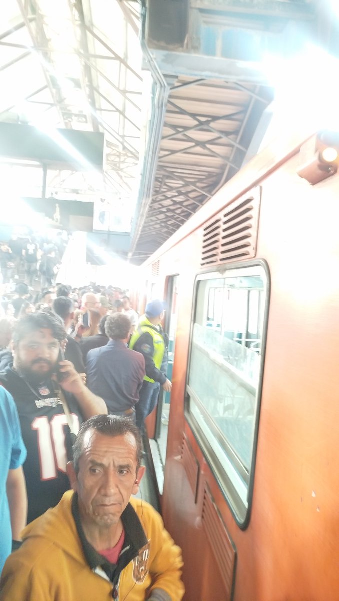 fredtrance's tweet photo. @MetroCDMX  y tu pinche mantenimiento que hiciste en la línea b, para nada sirvió desalojo de trenes y uno llegando con fallas en las puertas a cd azteca, sigues con tu servicio de mierda https://t.co/4EJ0P11U90