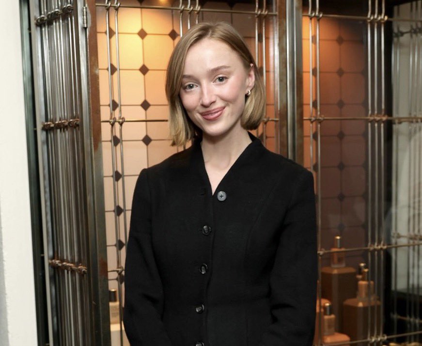 Looks like Phoebe cut her hair a bit more. She’s gorgeous!🌸