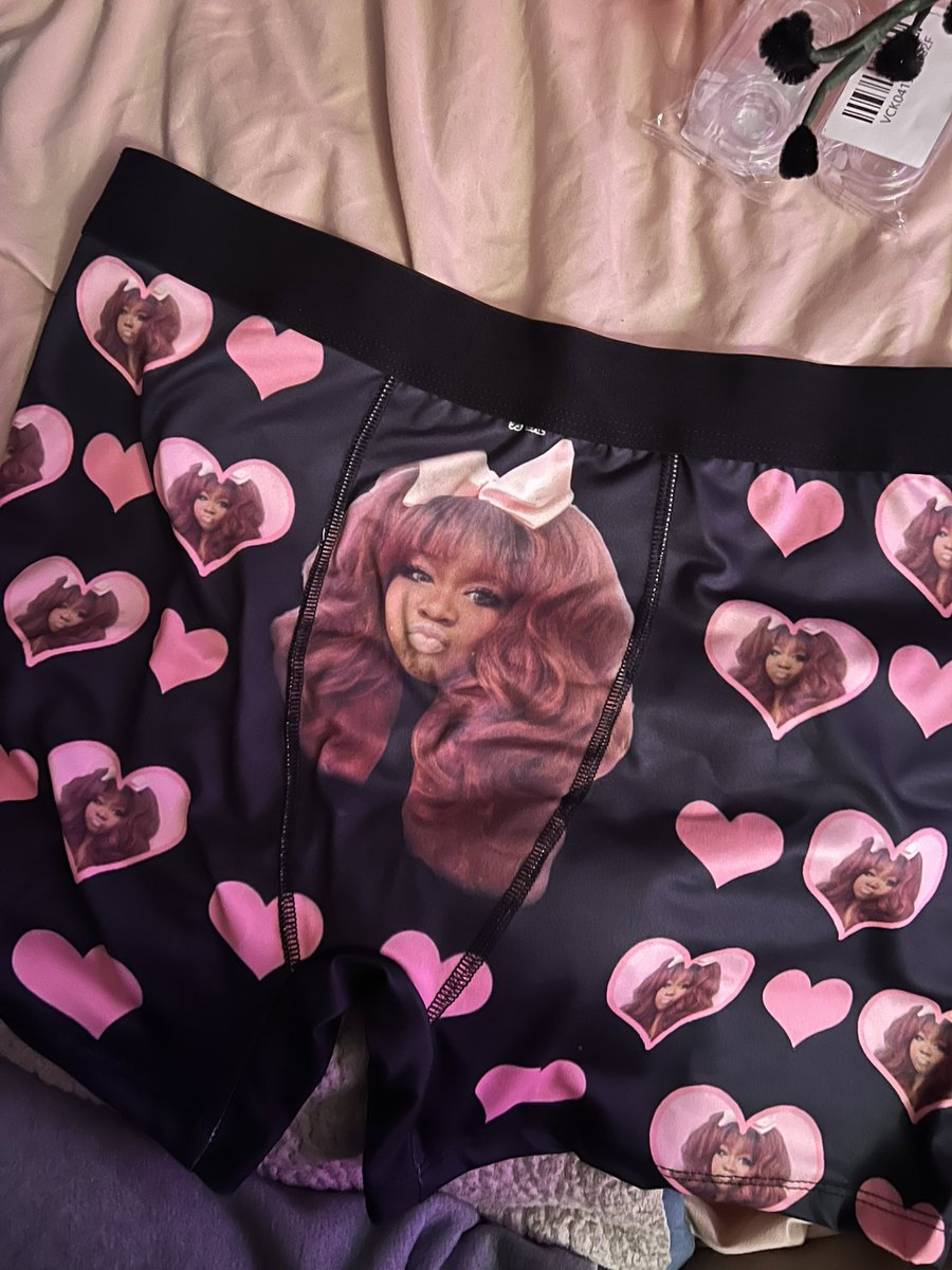 yall think he gon like em? 😭