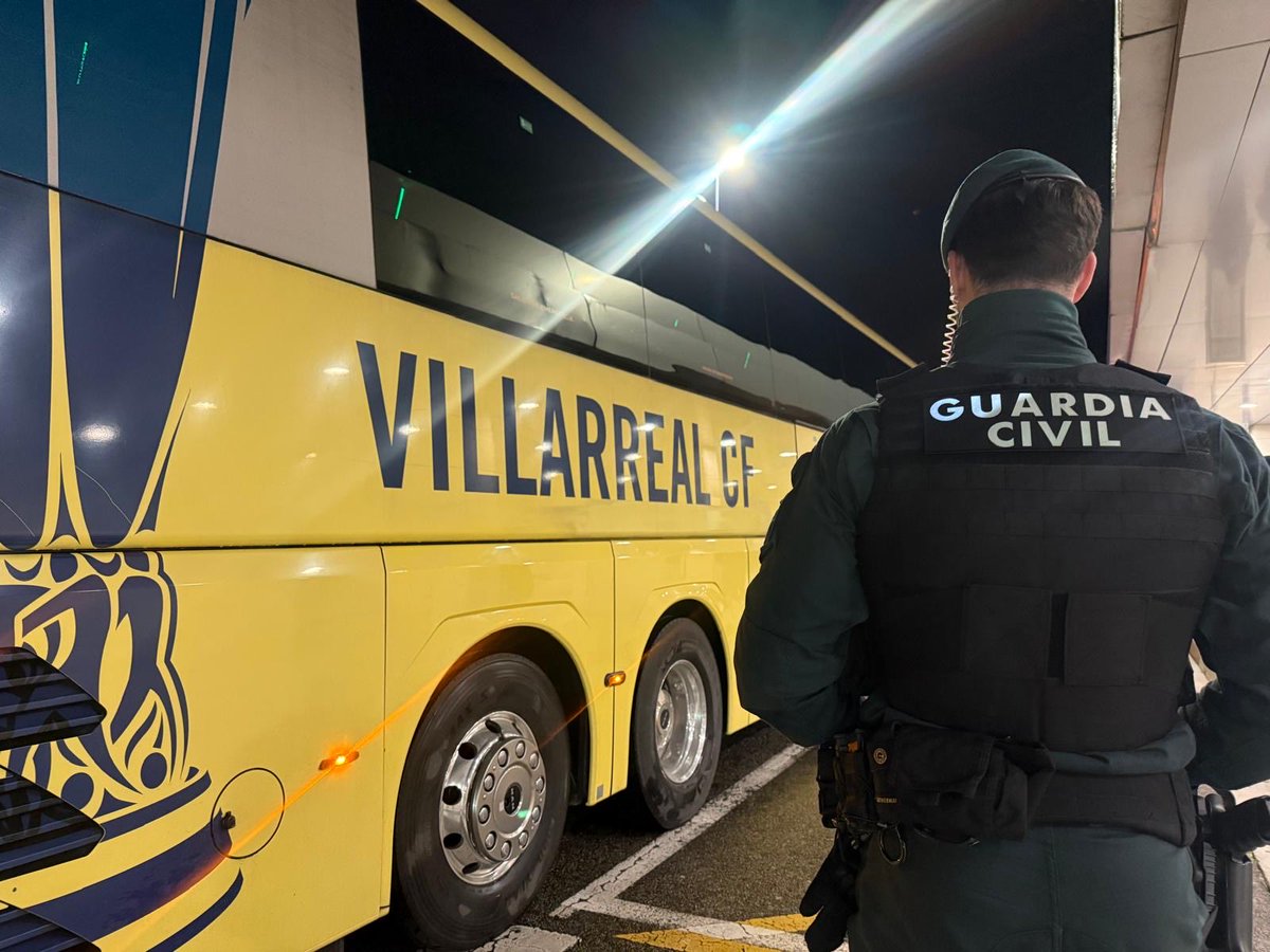 NavarraGC's tweet photo. 🚔 Dispositivo de seguridad de la Guardia Civil durante la llegada Del Villarreal Club de Fútbol ⚽️ para disputar el partido contra el CA Osasuna en el estadio de El Sadar
#usecic #serviciofiscal #guardiacivildenavarra #GuardiaCiviltrafico https://t.co/abWa94dMZp
