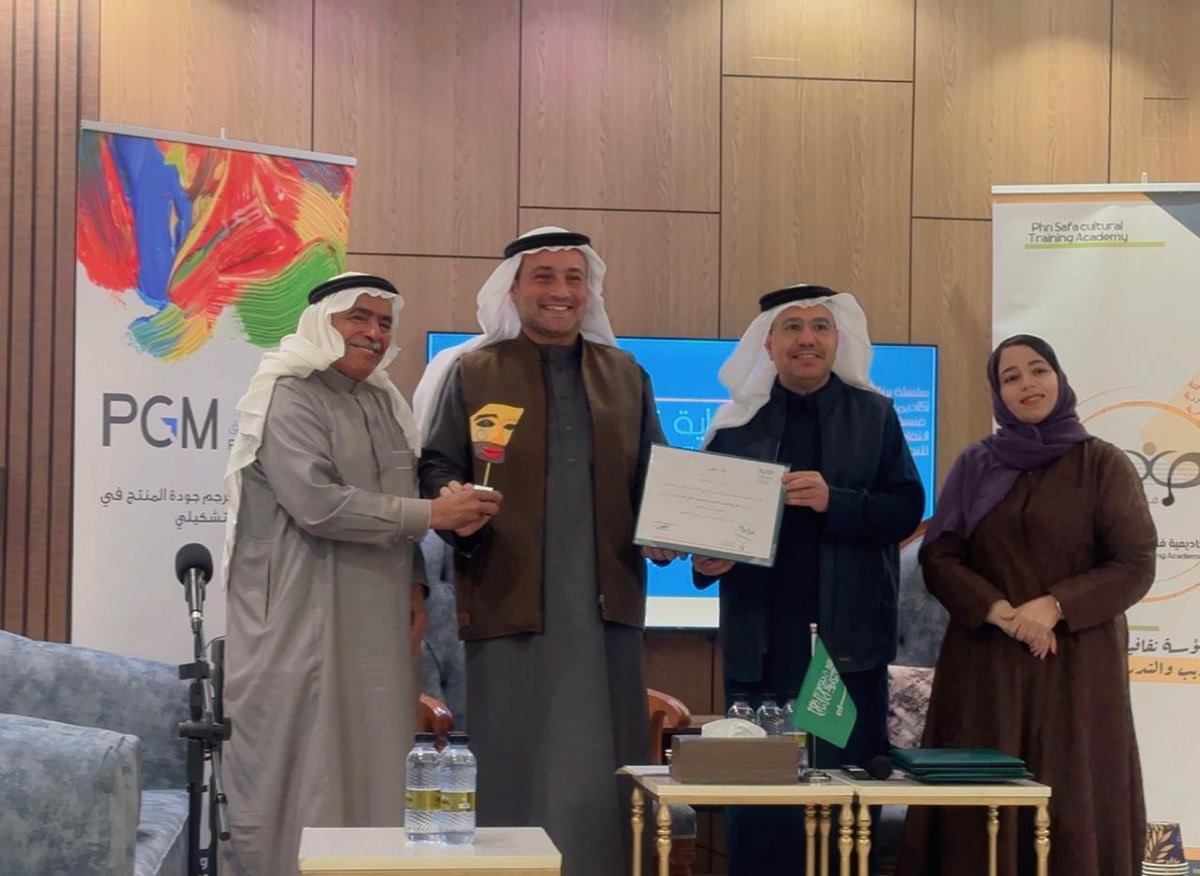 أمسية جميلة من ليالي السعد مع أكاديمية فنسفة الجميلة؛ حيث جمال الحضور ودفء المجلس وريح الشمال..
ليلة من ليالي العمر برفقة طيبة وثلة قديرة من الأدباء والفنانين
بوركت جهودكم الطيبة