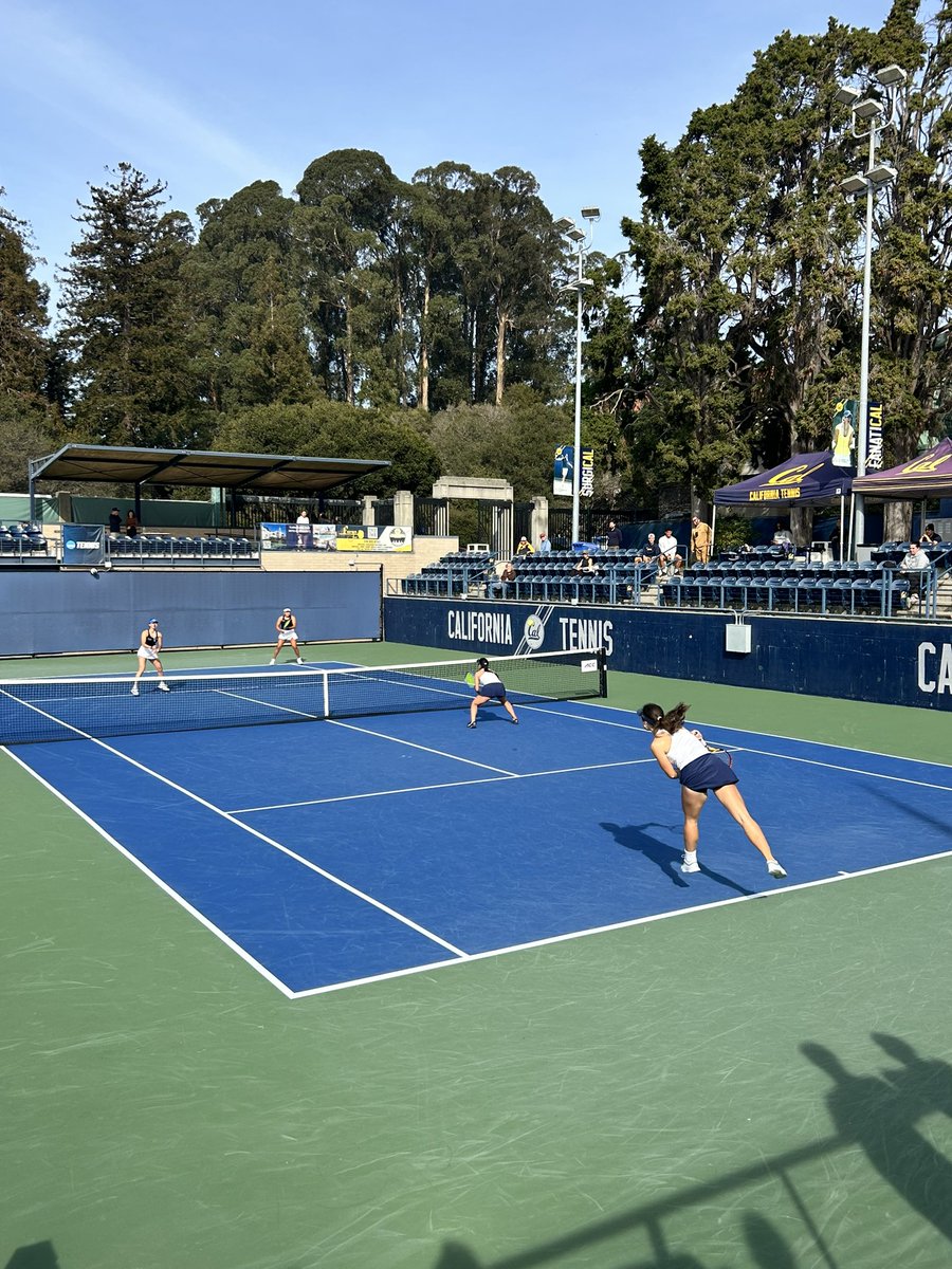 CalWomensTennis's tweet photo. Doubles have begun in Berkeley! #CalVsUCLA #GoBears https://t.co/KGxsfNfk1J