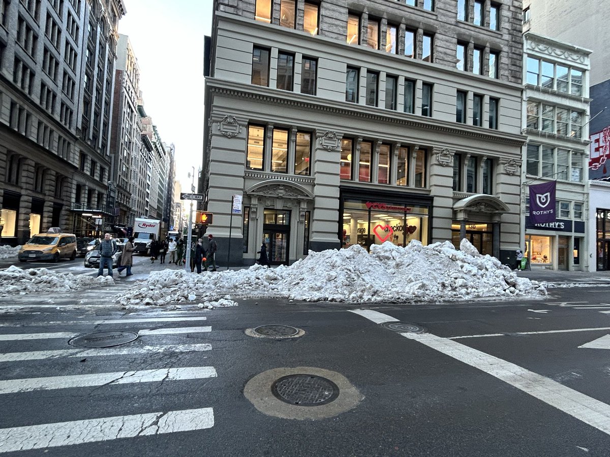 nycwooa's tweet photo. @NYCSanitation can a building push their remaining sidewalk snow to street blocking the bus lane like this? https://t.co/o34S7IkmQc