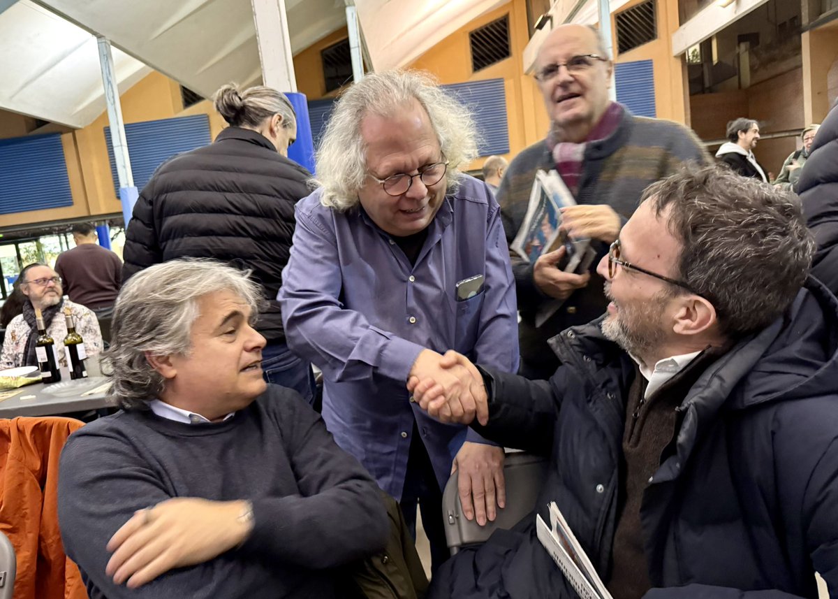 Amb <a href="/JuntsxcatGracia/">JuntsxCat a Gràcia</a> hem gaudit del Sopar de l’Arròs Brut, organitzat per <a href="/CargolGracios/">ElCargolGracios</a>, <a href="/tradicionarius/">Tradicionàrius</a>, <a href="/stmedir/">Sant Medir</a>, <a href="/collesdegracia/">Coordinadora de Colles de Cultura de Gràcia</a>, Festa Major i Albopàs. Tradició viva, comunitat i molt de caliu per celebrar Sant Antoni, la festa major d’hivern dels Països Catalans.