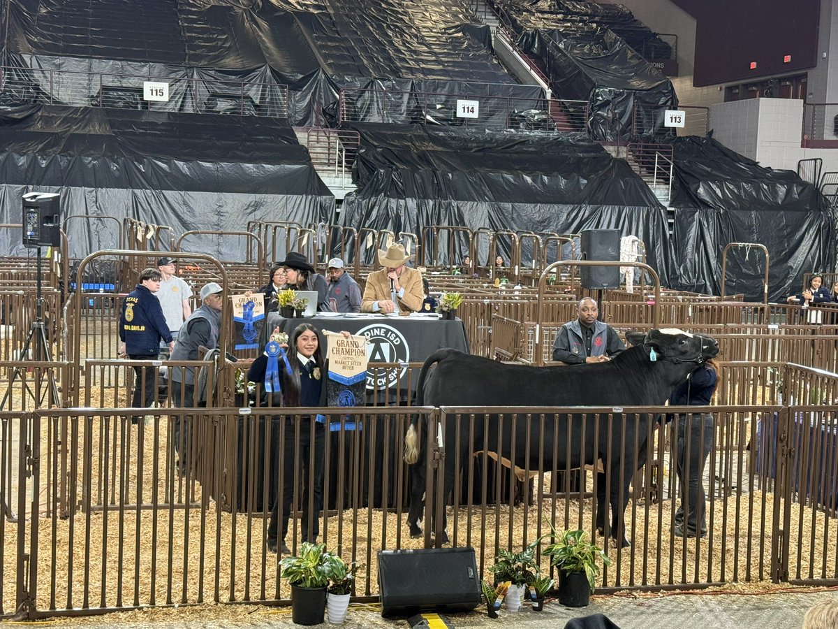Nochoa_edu's tweet image. 🐷🐄 Sale of Champions at the 67th FFA Annual Livestock Show ✨
My favorite time of year—celebrating months of dedication, hard work, and leadership from our students. Proud to watch them shine in the ring!
#FFA #SaleOfChampions #LivestockShow